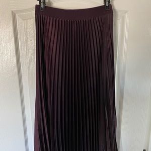 Elastic waist pleated midi skirt